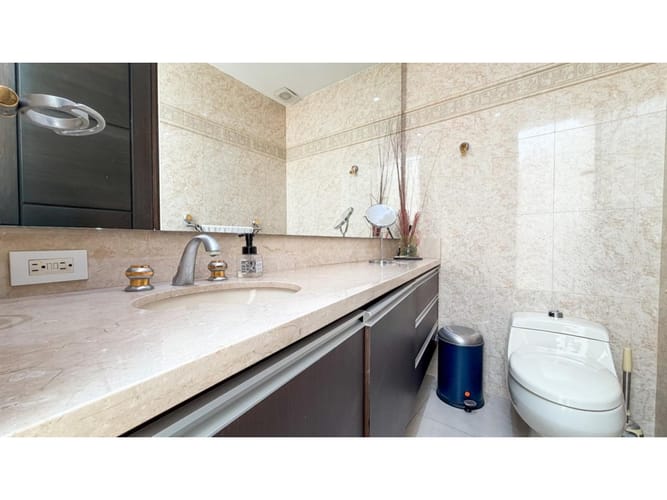 Casa de 3 alcobas en venta en El Poblado, Medellín, 726 m² · foto 5 de 24
