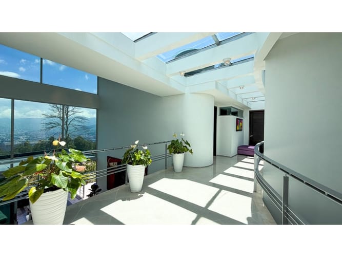 Casa de 3 alcobas en venta en El Poblado, Medellín, 726 m² · foto 10 de 24
