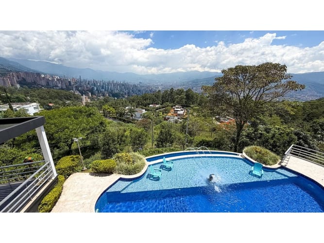 Casa de 3 alcobas en venta en El Poblado, Medellín, 726 m² · foto 13 de 24