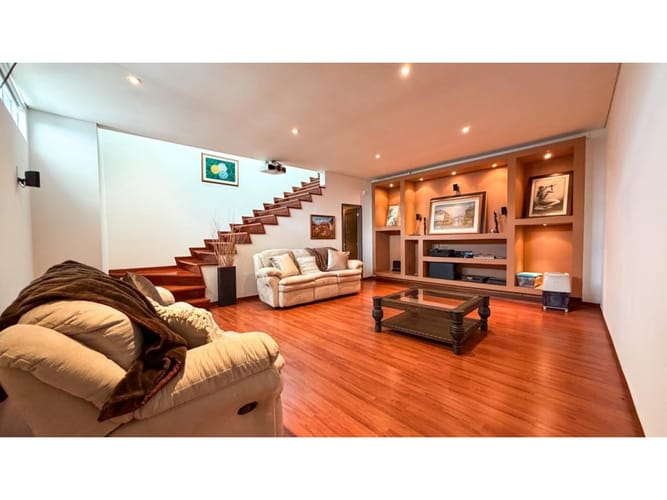 Casa de 3 alcobas en venta en El Poblado, Medellín, 726 m² · foto 16 de 24