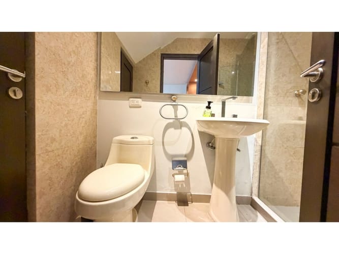 Casa de 3 alcobas en venta en El Poblado, Medellín, 726 m² · foto 17 de 24