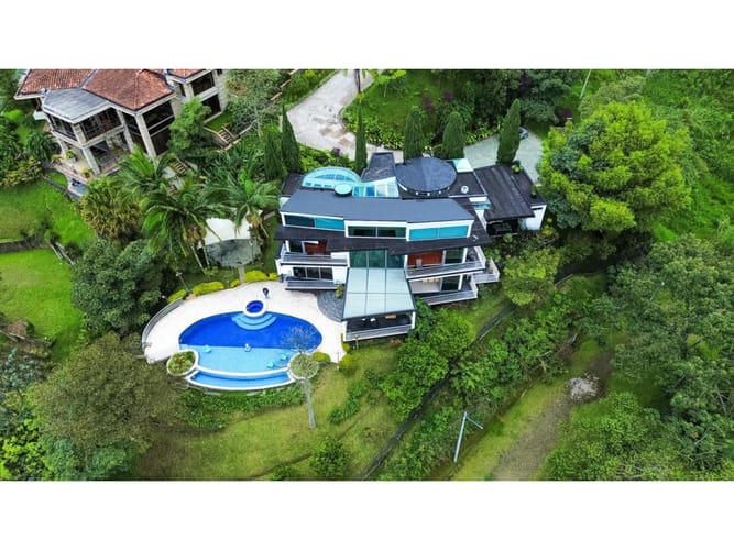 Casa de 3 alcobas en venta en El Poblado, Medellín, 726 m² · foto 19 de 24