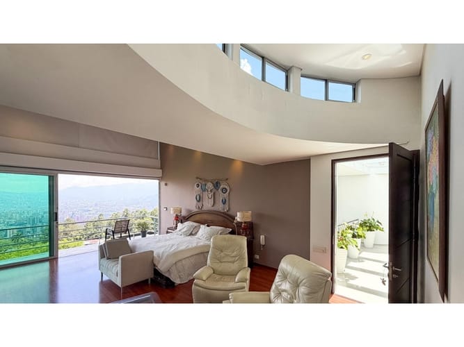 Casa de 3 alcobas en venta en El Poblado, Medellín, 726 m² · foto 20 de 24