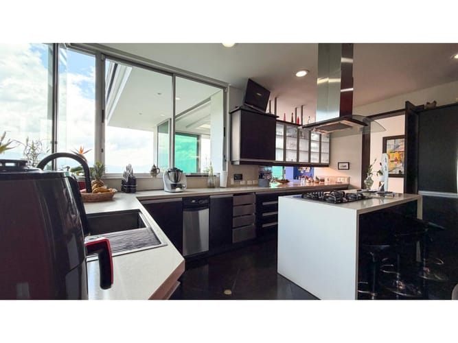 Casa de 3 alcobas en venta en El Poblado, Medellín, 726 m² · foto 23 de 24