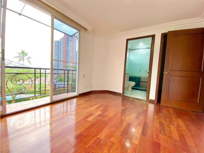 Casa de 4 alcobas en venta en El Poblado, Medellín, 276 m² · foto 5 de 15