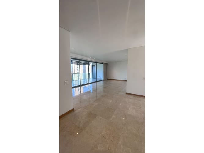 Apartamento de 3 alcobas en venta en El Castillo, Medellín, 245 m² · foto 2 de 17