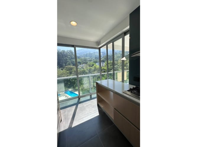 Apartamento de 3 alcobas en venta en El Castillo, Medellín, 245 m² · foto 7 de 17