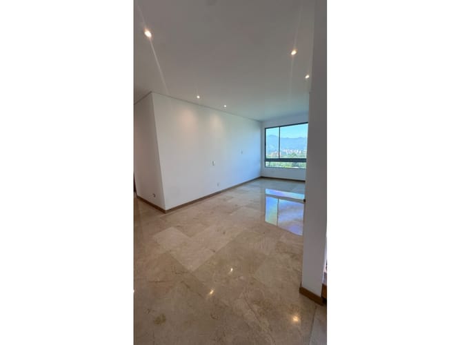 Apartamento de 3 alcobas en venta en El Castillo, Medellín, 245 m² · foto 10 de 17
