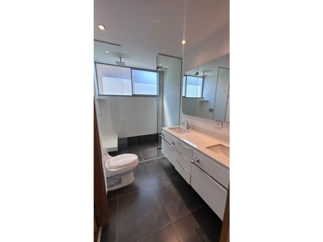 Apartamento de 3 alcobas en venta en El Castillo, Medellín, 245 m² · foto 16 de 17