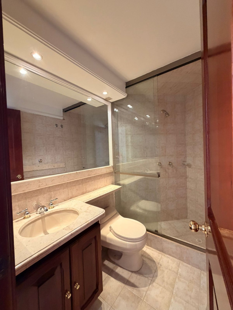 Apartamento en venta en Santa Barbara Occidental, Bogotá · foto 9 de 18