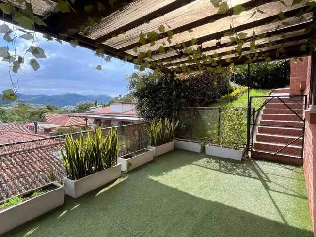 Casa en venta en Cerros De Alhambra, Manizales · foto 2 de 10