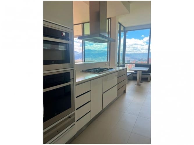 Apartamento de 3 alcobas en venta en El Poblado, Medellín, 233 m² · foto 15 de 24