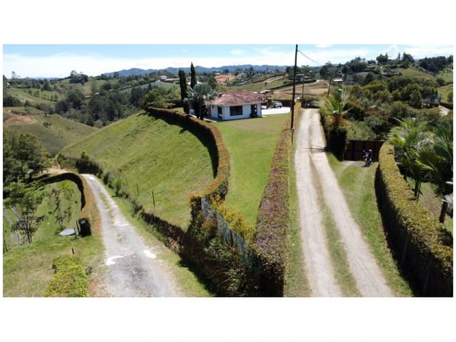 Casa de 4 alcobas en venta en El Porvenir, Rionegro · foto 2 de 13