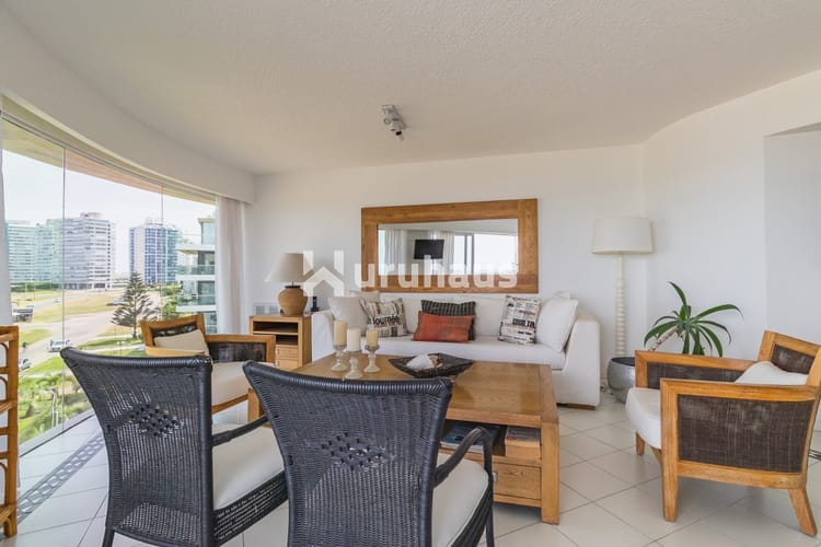 ALQUILER APARTAMENTO TRES DORMITORIOS EDIFICIO LA JOLLA  PUNTA DEL ESTE PLAYA BRAVA · Foto 2