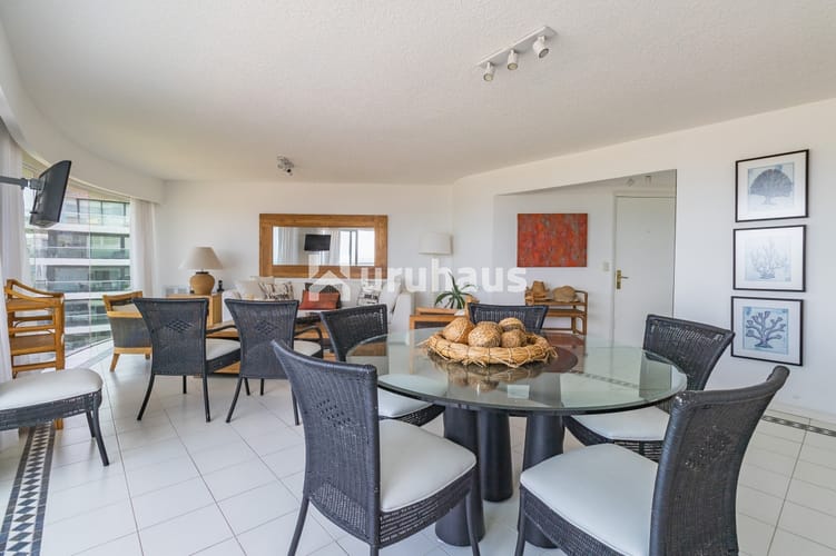 ALQUILER APARTAMENTO TRES DORMITORIOS EDIFICIO LA JOLLA  PUNTA DEL ESTE PLAYA BRAVA · Foto 3