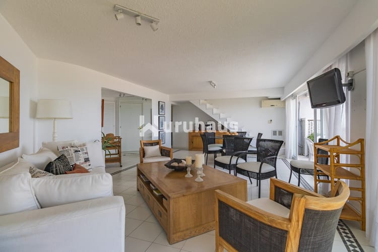 ALQUILER APARTAMENTO TRES DORMITORIOS EDIFICIO LA JOLLA  PUNTA DEL ESTE PLAYA BRAVA · Foto 4