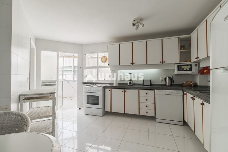 ALQUILER APARTAMENTO TRES DORMITORIOS EDIFICIO LA JOLLA  PUNTA DEL ESTE PLAYA BRAVA · Foto 7