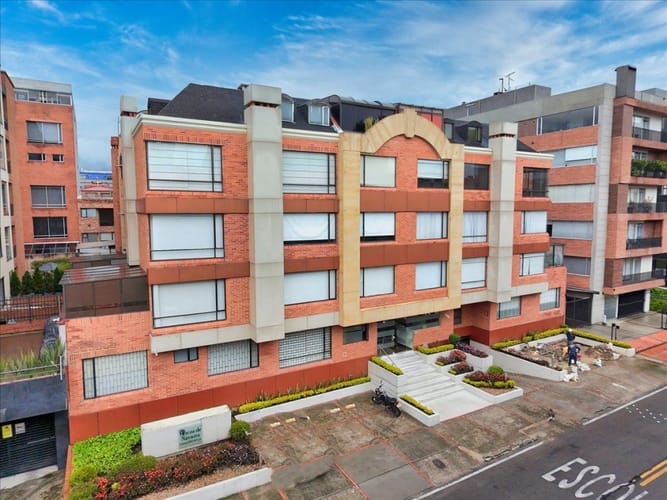 Apartamento de 3 alcobas en venta en San Patricio, Bogotá, 218 m² · foto 2 de 15