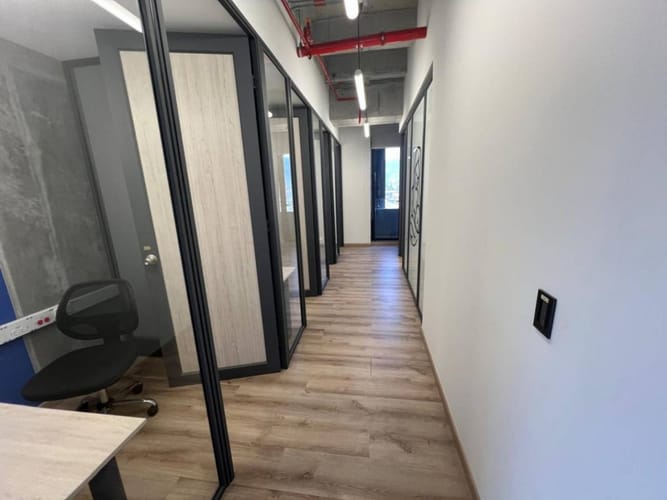 Oficina en arriendo en Los Balsos, Medellín, 410 m² · foto 9 de 24