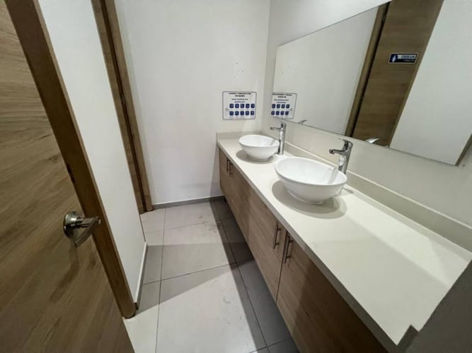Oficina en arriendo en Los Balsos, Medellín, 410 m² · foto 18 de 24