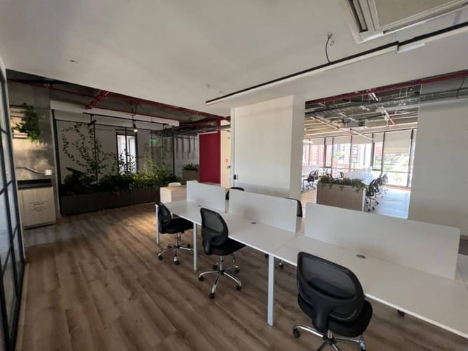 Oficina en arriendo en Los Balsos, Medellín, 410 m² · foto 23 de 24