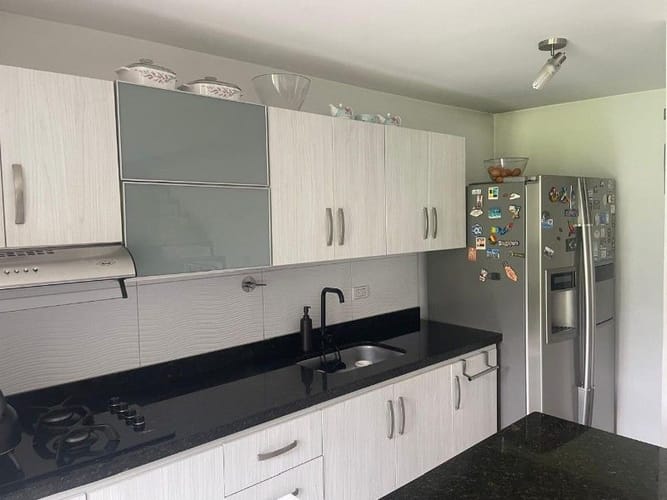 Apartamento de 2 alcobas en arriendo en El Poblado, Medellín, 101 m² · foto 8 de 14