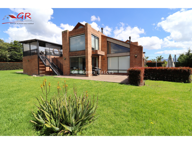 Casa de 4 alcobas en arriendo en Pueblo Viejo, Cota, 514 m² · foto 2 de 24