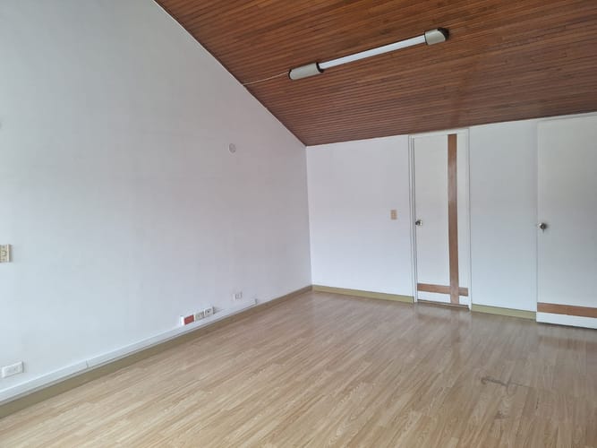 Casa de 5 alcobas en arriendo en Alhambra, Bogotá, 230 m² · foto 2 de 12