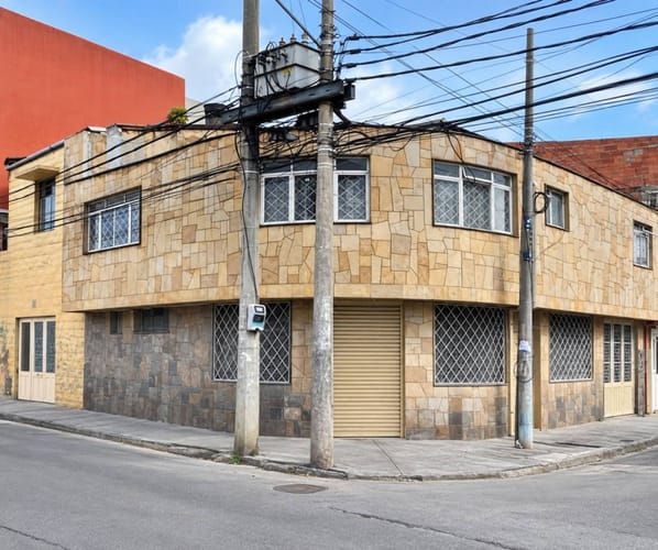 Casa de 4 alcobas en venta en Colon, Bogotá, 360 m² · foto 2 de 23