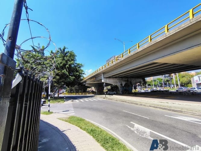 Local en venta en Conquistadores, Medellín, 420 m² · foto 9 de 9