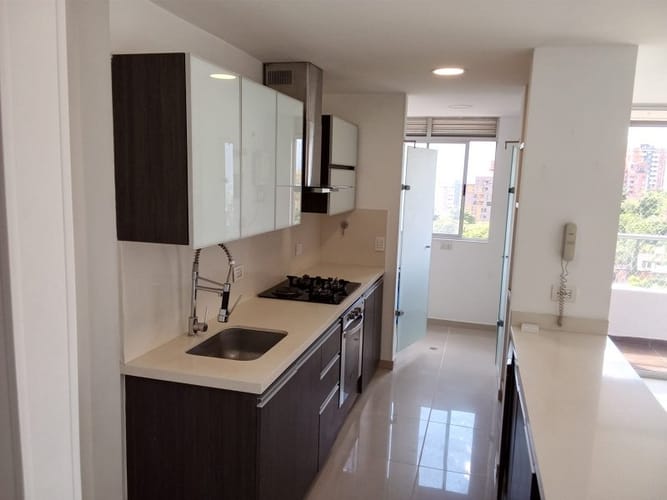 Apartamento de 3 alcobas en arriendo en Loma Del Esmeraldal, Envigado, 86 m² · foto 3 de 14