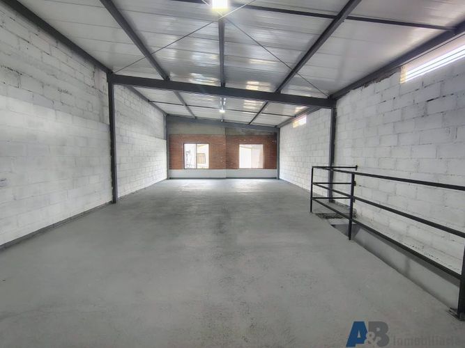 Bodega en arriendo en Cristo Rey, Medellín, 200 m² · foto 2 de 7