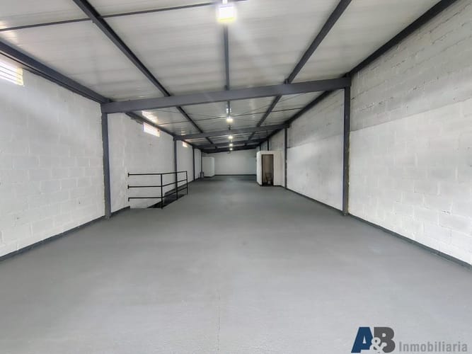 Bodega en arriendo en Cristo Rey, Medellín, 200 m² · foto 3 de 7