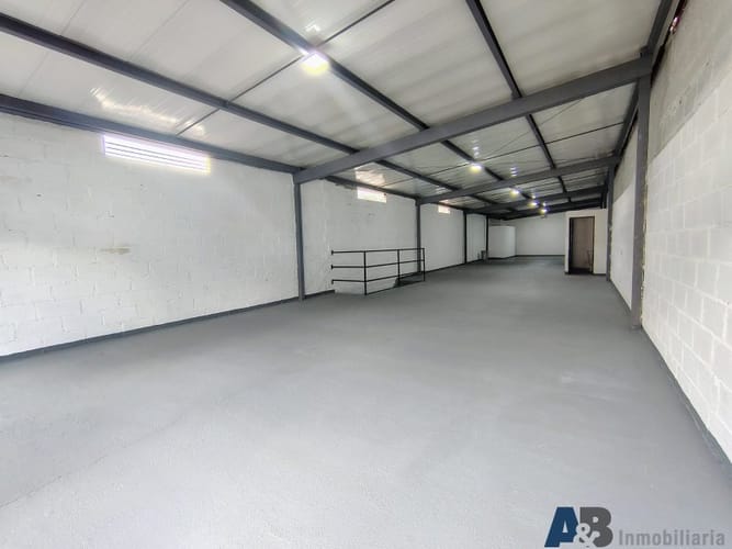 Bodega en arriendo en Cristo Rey, Medellín, 200 m² · foto 5 de 7