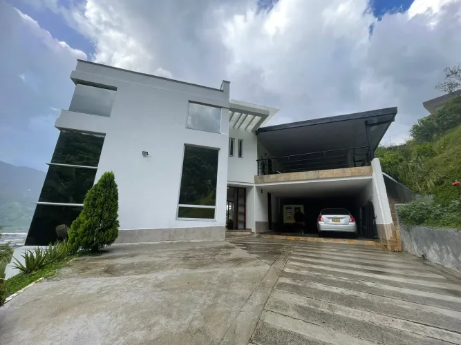 Casa de 5 alcobas en venta en El Convento, Copacabana · foto 2 de 24