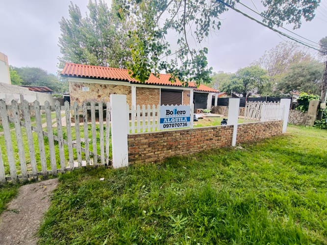 HERMOSA CASA 2 DORMITORIOS A 1 CUADRA DE LA RAMBLA EN LOMAS DE SOLYMAR!! PARRILLERO, PATIO, JARDÍN, LUGAR PARA COCHE. · Foto 1