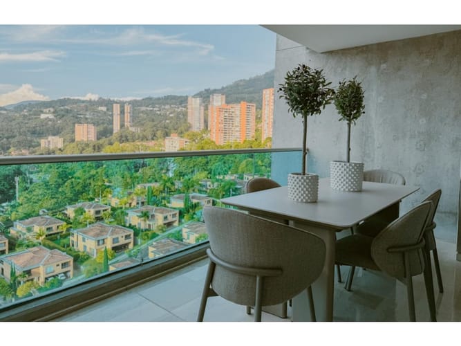 Apartamento de 3 alcobas en venta en El Poblado, Medellín, 224 m² · foto 2 de 24