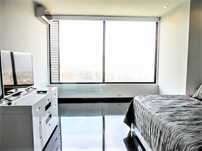 Apartamento de 2 alcobas en arriendo en El Poblado, Medellín, 250 m² · foto 2 de 15