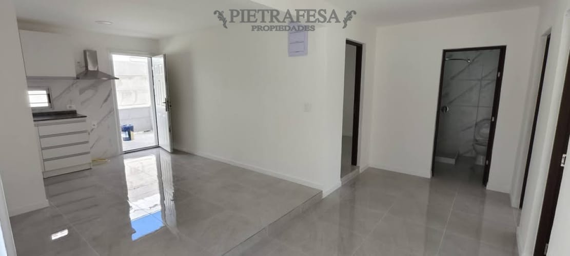 Apartamento en alquiler, 3 dormitorios, 1 baño, patio, cochera. Cerrito.