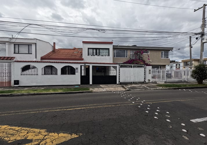 Casa de 8 alcobas en venta en Pontevedra, Bogotá, 297 m² · foto 1 de 24
