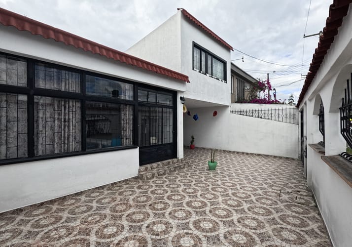 Casa de 8 alcobas en venta en Pontevedra, Bogotá, 297 m² · foto 2 de 24