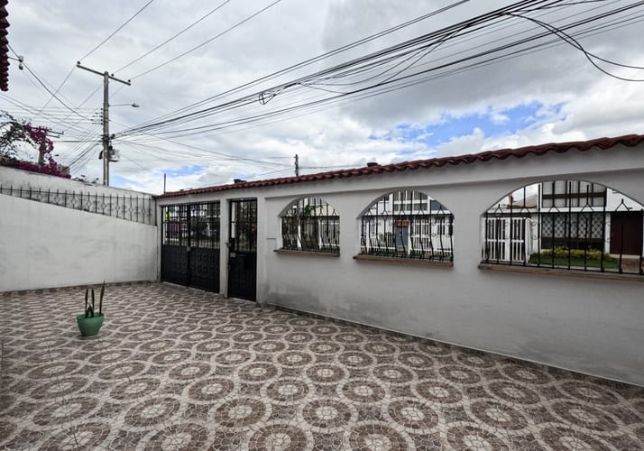 Casa de 8 alcobas en venta en Pontevedra, Bogotá, 297 m² · foto 3 de 24
