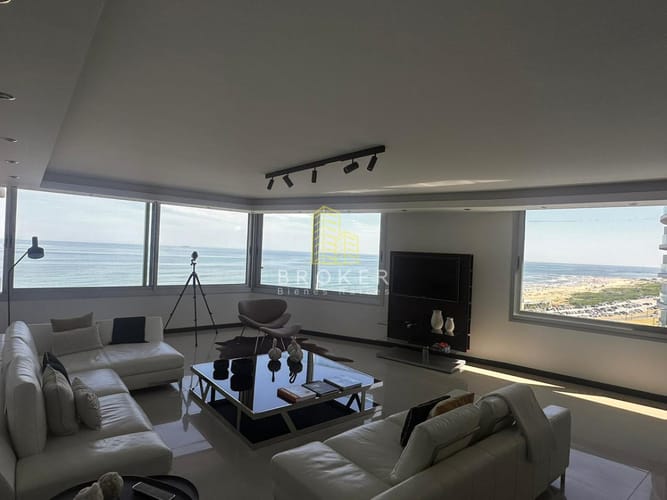 Alquiler anual de increible departamento esquinero en primera linea en Playa Brava · Foto 2