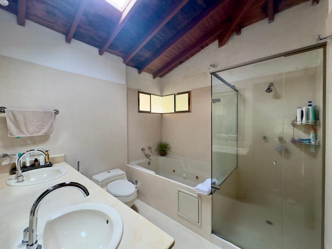 Casa de 4 alcobas en venta en Los Naranjos, Envigado, 370 m² · foto 15 de 17