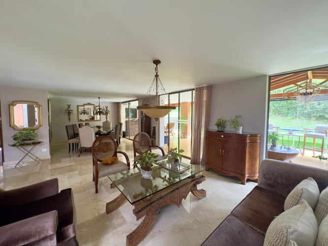 Casa de 4 alcobas en venta en Los Naranjos, Envigado, 370 m² · foto 2 de 17