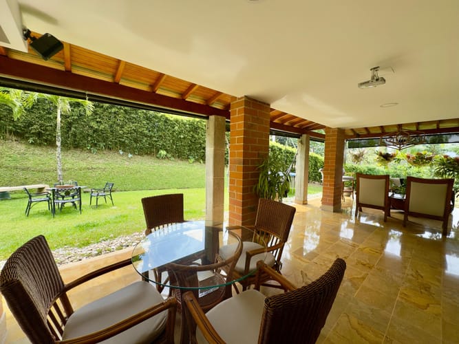 Casa de 4 alcobas en venta en Los Naranjos, Envigado, 370 m² · foto 4 de 17