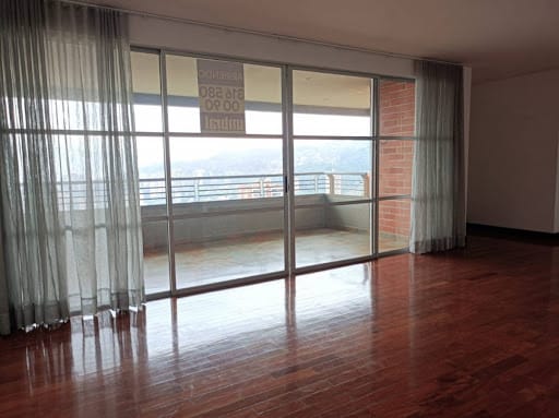 Apartamento de 3 alcobas en arriendo en La Calera, Medellín, 224 m² · foto 2 de 22