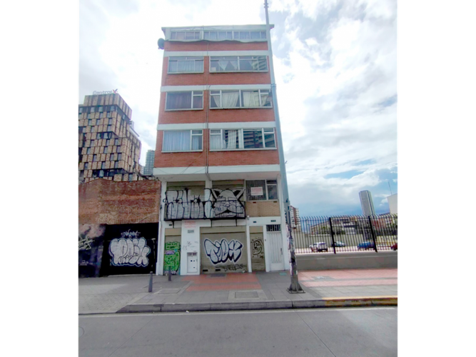 Casa de 7 alcobas en venta en Las Nieves, Bogotá, 249 m² · foto 3 de 19
