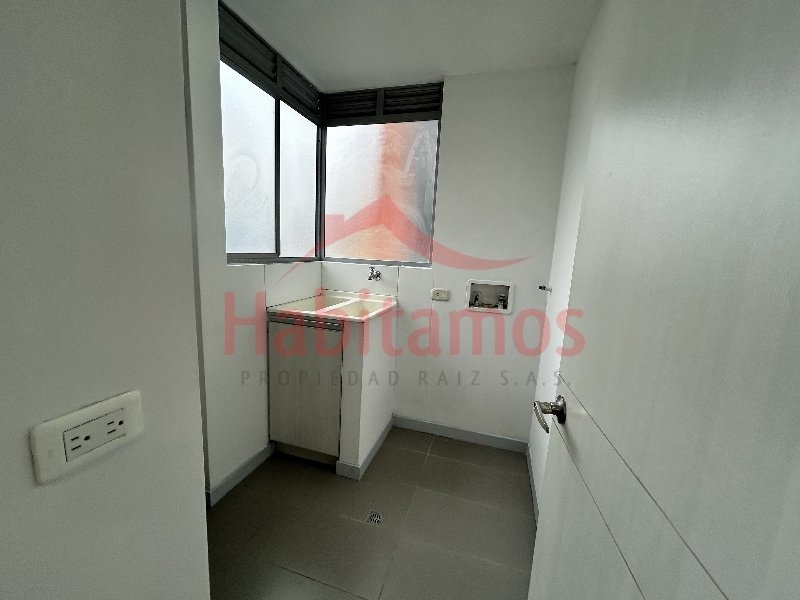 Apartamento en arriendo en Castropol, Medellín · foto 4 de 17