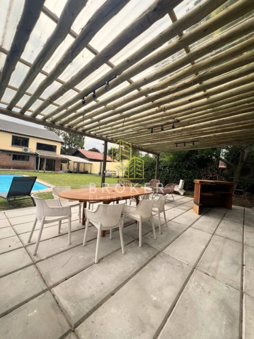 Venta y alquiler anual de moderna casa en mansa 5 dorm+ piscina · Foto 2